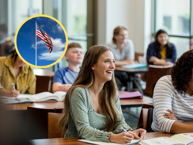 Grupo de jóvenes estudiando en un salón de clases. En el círculo, imagen de la bandera de Estados Unidos (Fotos vía GettyImages)