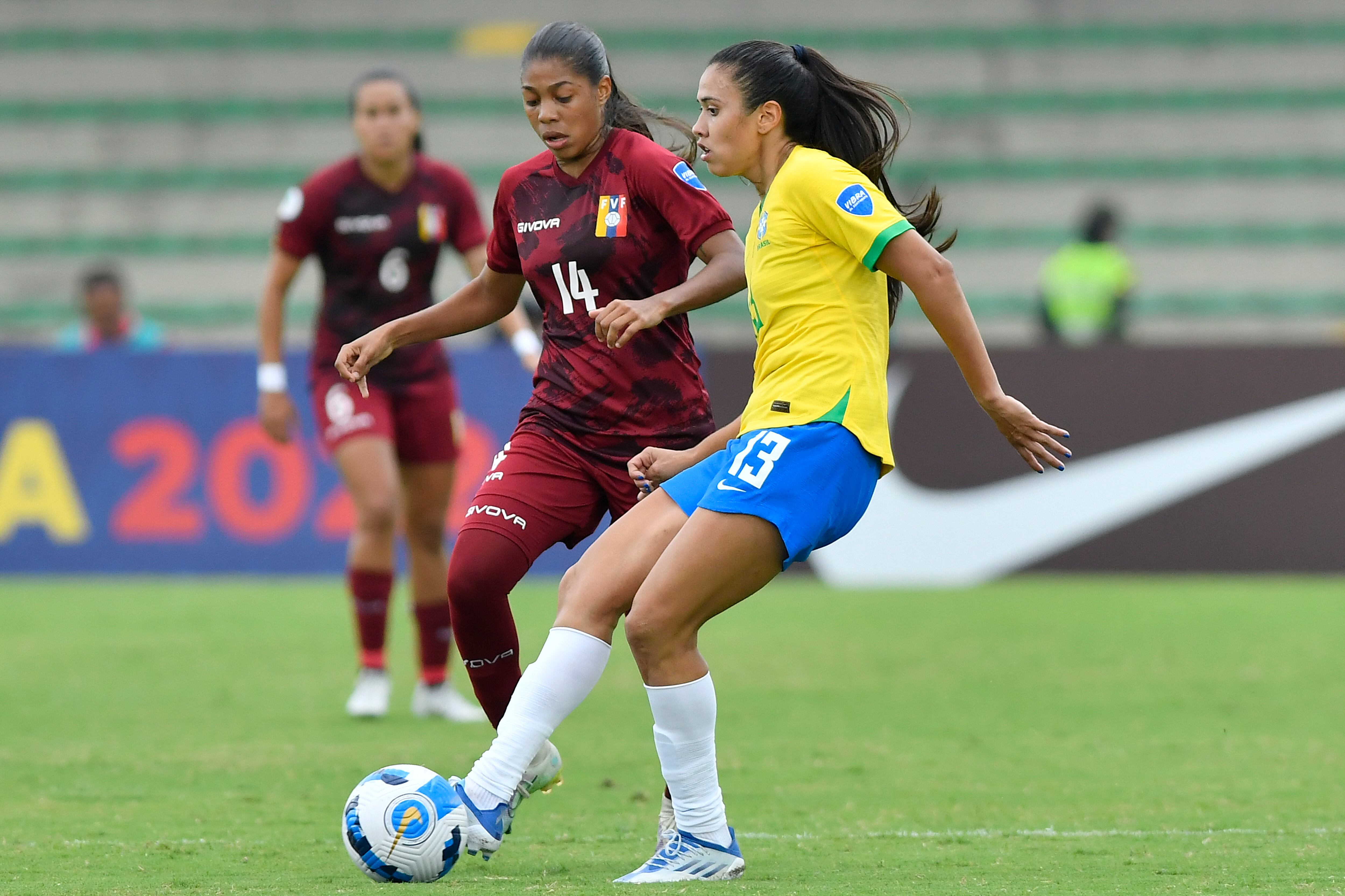 Raiderlin Nazareth Carrasco de Venezuela y Antonia de Brasil. Foto de Gabriel Aponte/Getty Images
