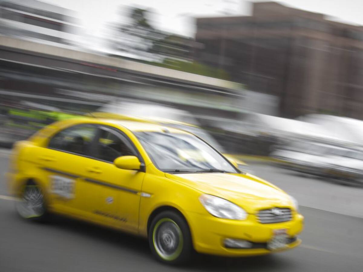 Video: el taxista armado que amenaza a la gente en las calles de Bogotá