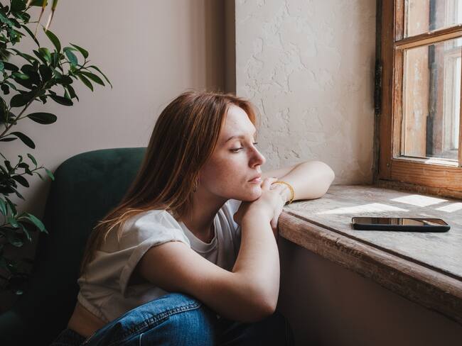 Imagen de referencia persona esperando algo. Foto: Getty Images.