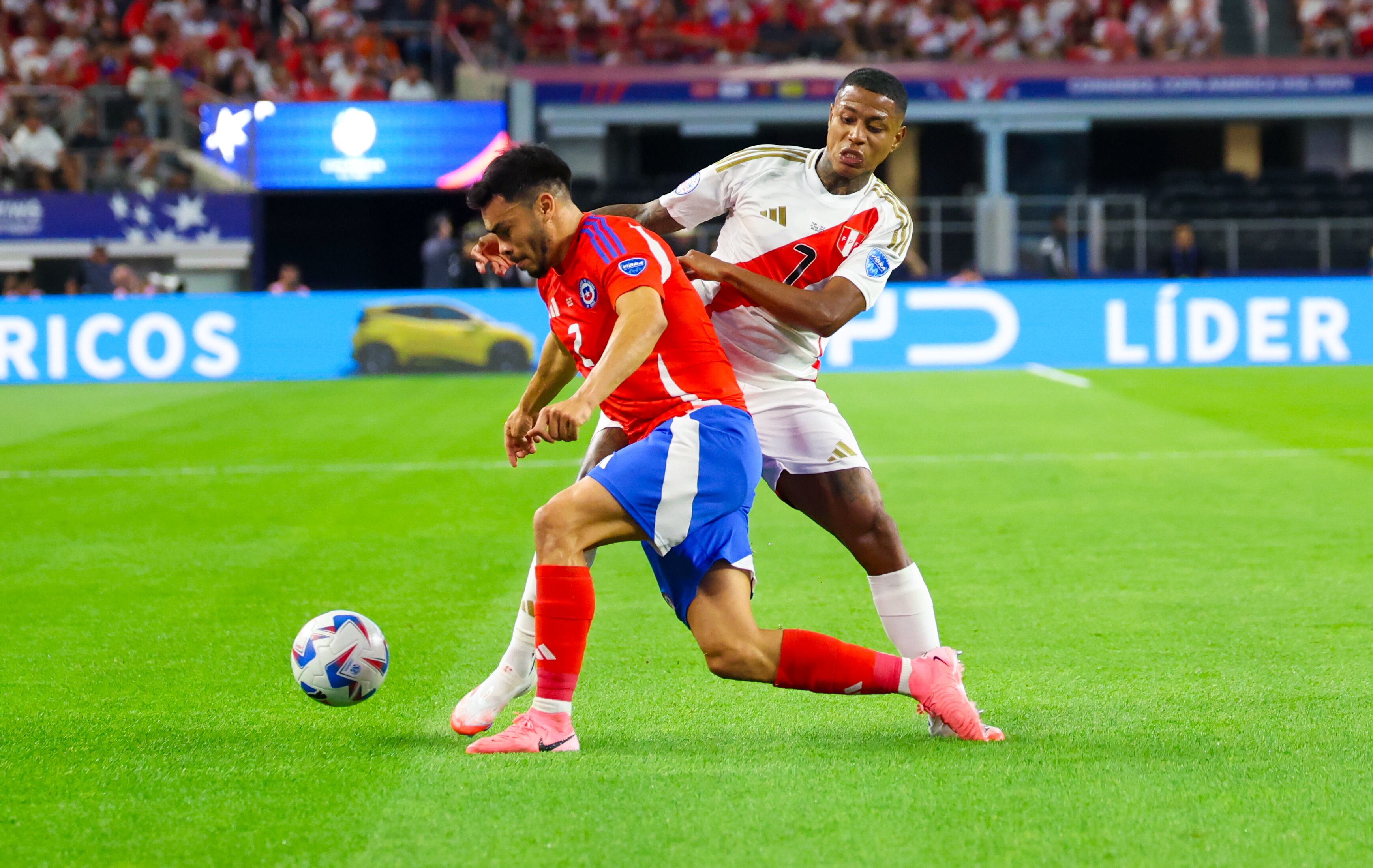 Arlington (United States), 22/06/2024.- Chile defender Gabriel Suazo (L) and Peru forward Andy Polo (R) in action during the CONMEBOL Copa America 2024 group A match between Peru and Chile, in Arlington, Texas, USA, 21 June 2024. EFE/EPA/KEVIN JAIRAJ
