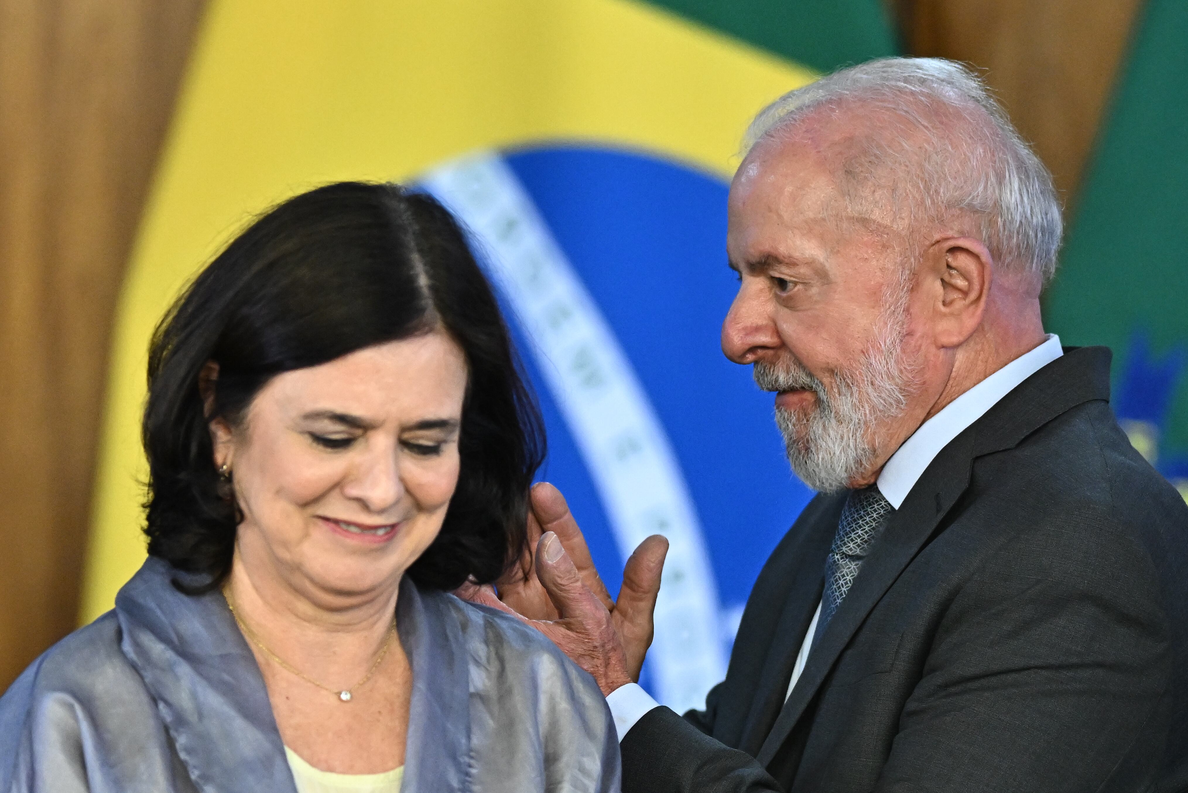 El presidente de Brasil, Luiz Inácio Lula da Silva, junto a la exministra de Salud, Nísia Trindade. FOTO: EFE/Andre Borges