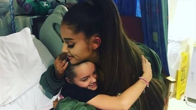 Ariana Grande visitó a sus seguidores que resultaron heridos en el atentado de Manchester. Foto: BBC Mundo.