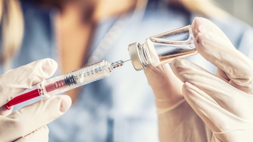 Emmanuel Macron anunció también una aceleración de la campaña de vacunación en Francia.. Foto: Getty Images