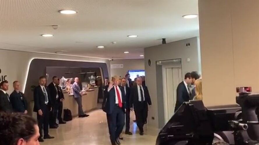 Trump sale del encuentro con Imran Khan sin pronunciar una palabra . Foto: Redacción W Radio