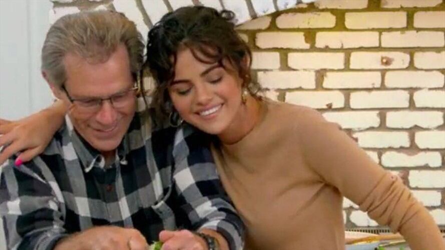 Selena Gómez junto a su abuelo materno.. Foto: Twitter