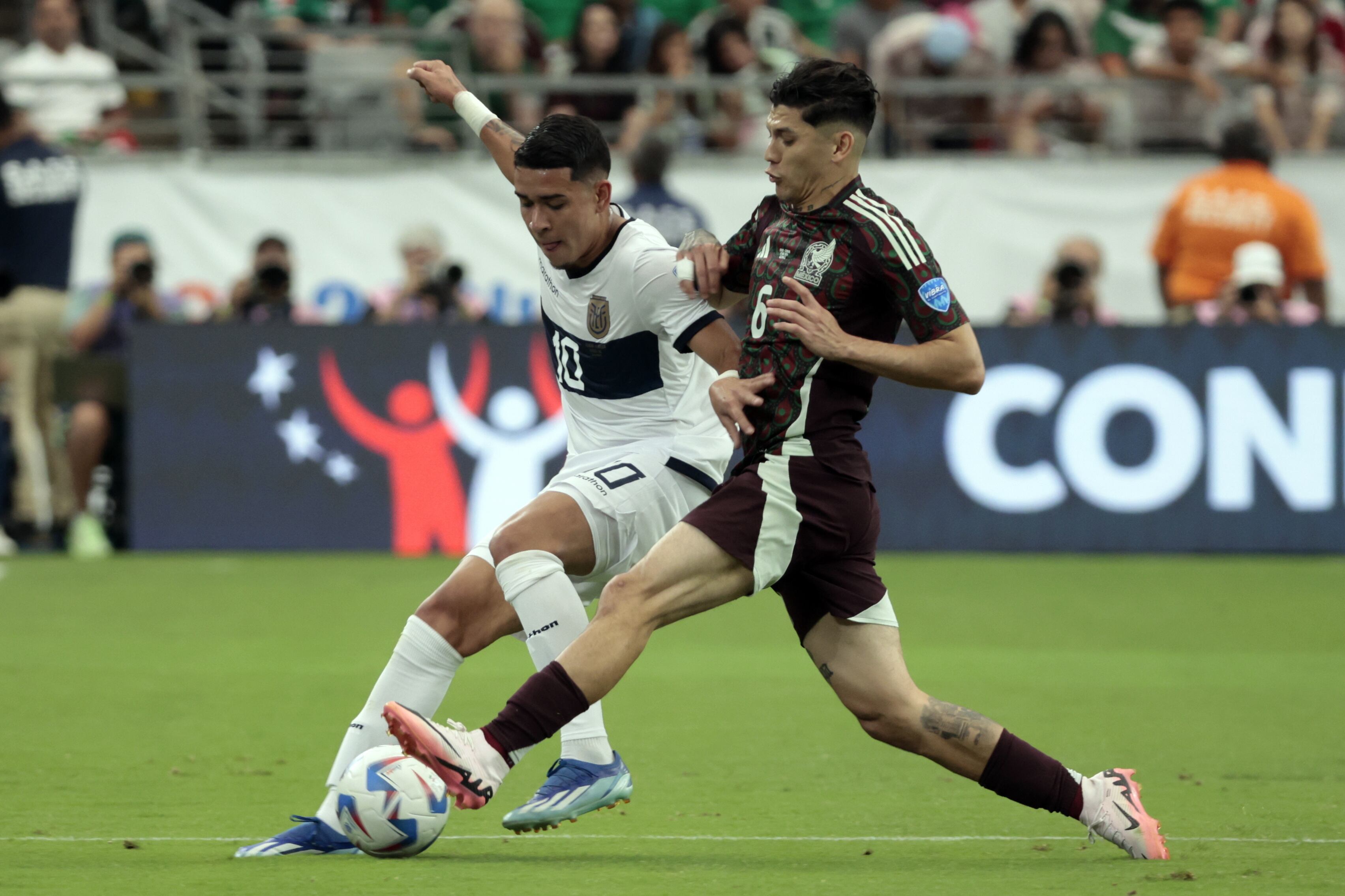 Glendale (United States), 30/06/2024.- Kendry Paez of Ecuador (L) and Gerardo Arteaga of Mexico (R) in action during the CONMEBOL Copa America 2024 group B soccer match between Mexico and Ecuador in Glendale, Arizona, USA, 30 June 2024. EFE/EPA/JOHN G. MABANGLO