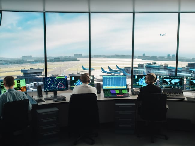Equipo de controladores de tráfico aéreo trabajando en una torre de un aeropuerto / Foto: GettyImages