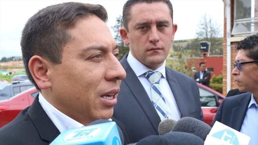 Carlos Amaya busca una salida a los más de dos años de parálisis de las obras de 26 colegios de Boyacá. Foto: Jorge Herrera (W Radio)