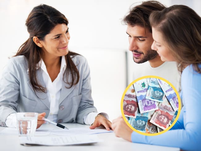 Personas solicitando un crédito de libre inversión en un banco. En el círculo, dinero colombiano (Fotos vía GettyImages)