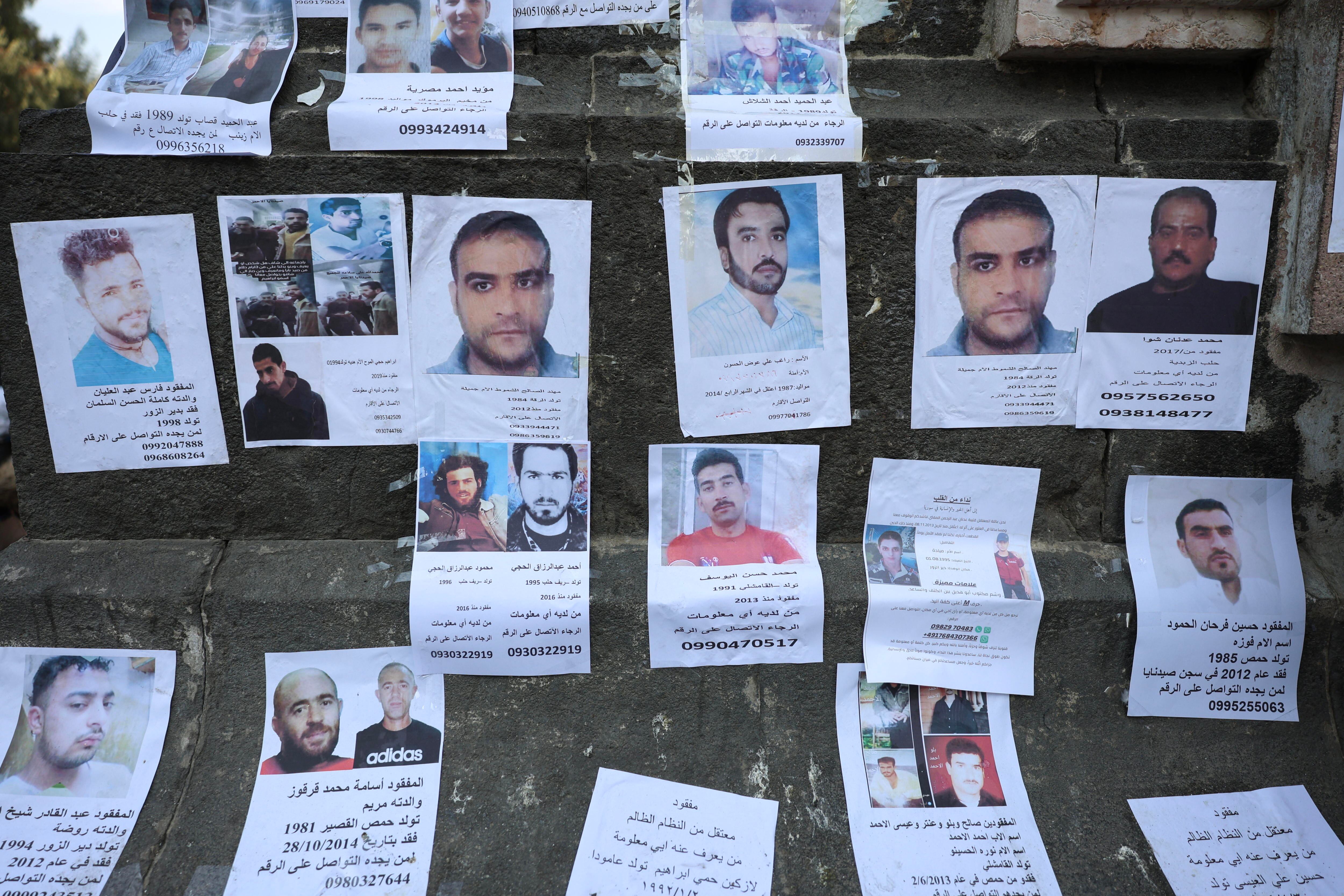 Damasco (República Árabe Siria), 16/12/2024.- Carteles con personas desaparecidas cuelgan de la pared del monumento de la plaza al-Marjeh. EFE/EPA/MOHAMMED AL RIFAI
