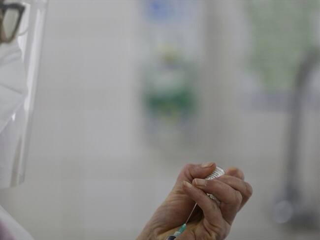 Hay que vacunarse, no hay ningún riesgo: experto John González