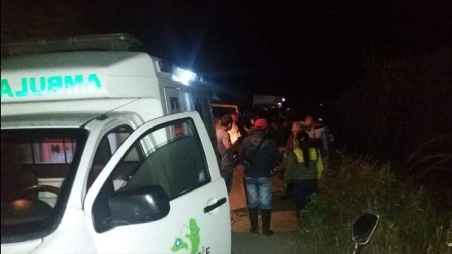 Un vehículo en el que se movilizaban seis personas se salió de la carretera y rodó a un abismo . Foto: Cortesía