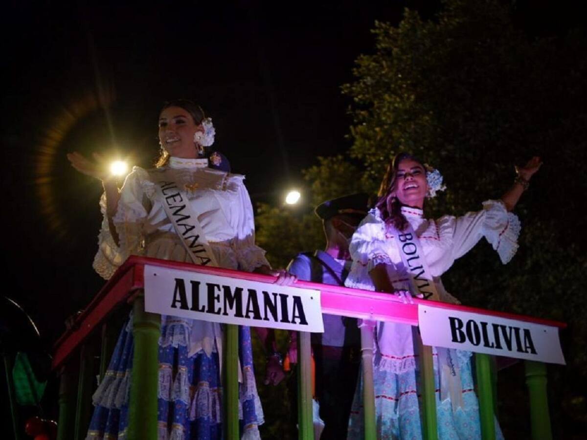 Candidatas al Reinado Internacional de Café desfilaron por las calles de Manizales