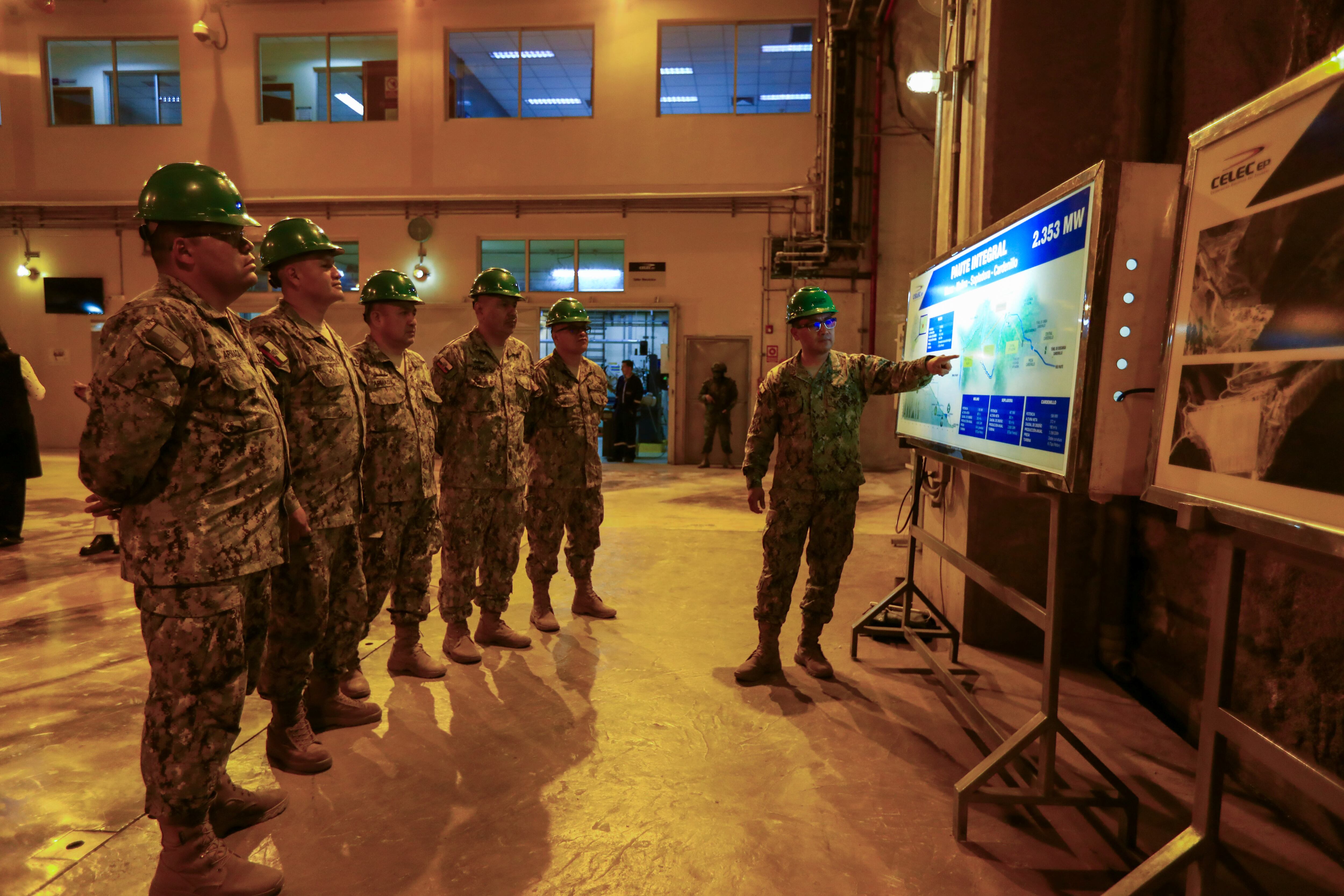 Integrantes de las Fuerzas Armadas de Ecuador recorren el embalse de Mazar este martes, en la localidad Sevilla de Oro, provincia del Azuay (Ecuador). I Foto: EFE/ Robert Puglla.