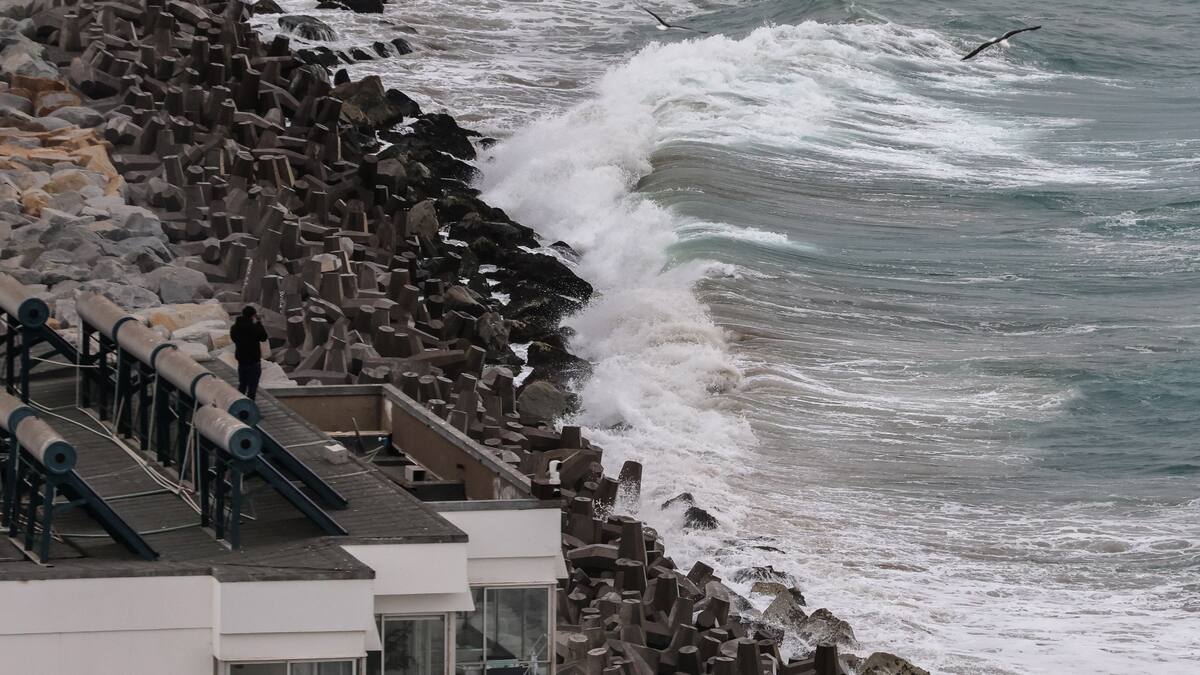 Olas de entre 30 y 40 centímetros sacudieron la costa de Chile, en alerta por tsunami