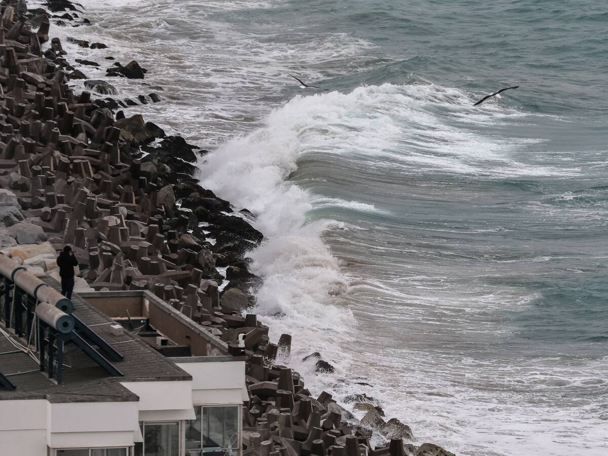 Olas de entre 30 y 40 centímetros sacudieron la costa de Chile, en alerta por tsunami