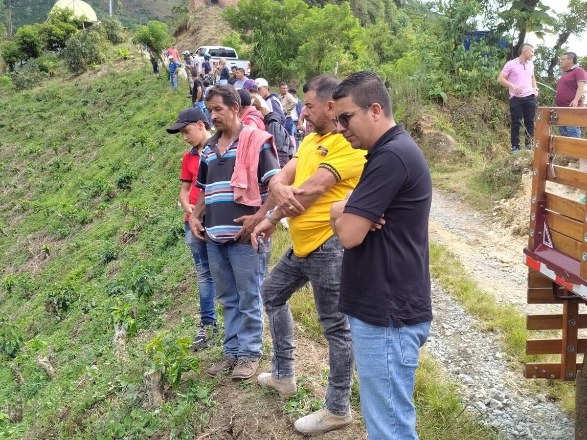 Vehículo que rodó por un abismo en el norte de Caldas dejó 9 personas heridas