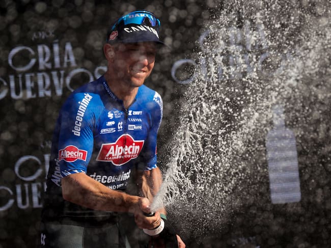 El ciclista australiano Kaden Groves del equipo Alpecin-Deceuninck celebra en el podio tras ganar la quinta etapa de La Vuelta disputada entre Morella y Burriana, de 186,5 km de recorrido. EFE/ Manuel Bruque