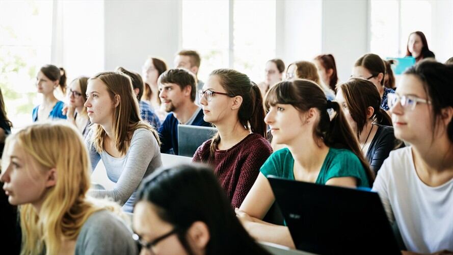 Jovenes estudiando. Foto: Getty Images / Themis, el ganador de ¨Solve For Tomorrow 2021¨