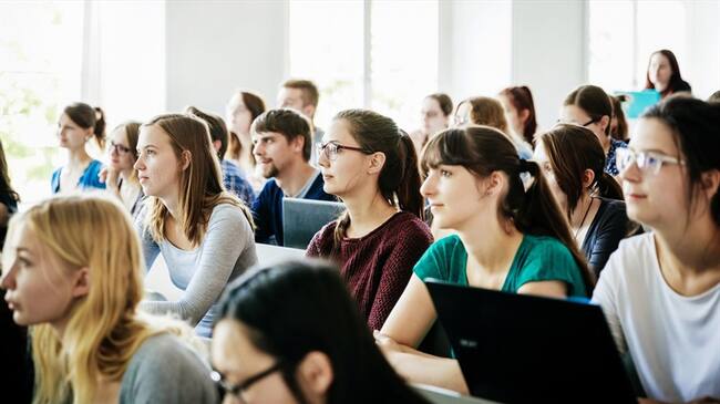 Jovenes estudiando. Foto: Getty Images / Themis, el ganador de ¨Solve For Tomorrow 2021¨