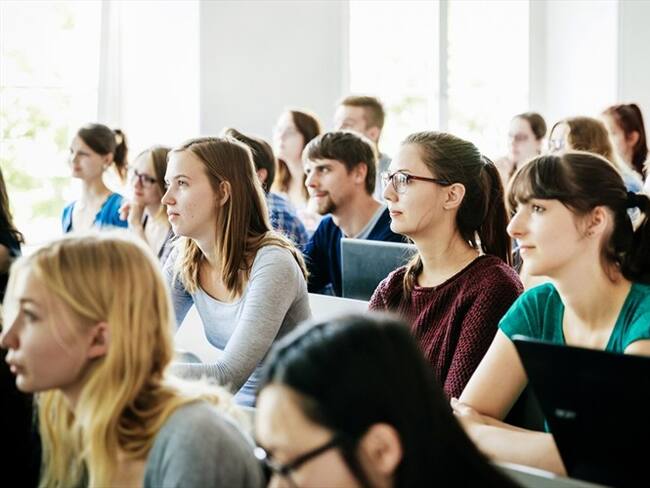 Jovenes estudiando. Foto: Getty Images / Themis, el ganador de ¨Solve For Tomorrow 2021¨