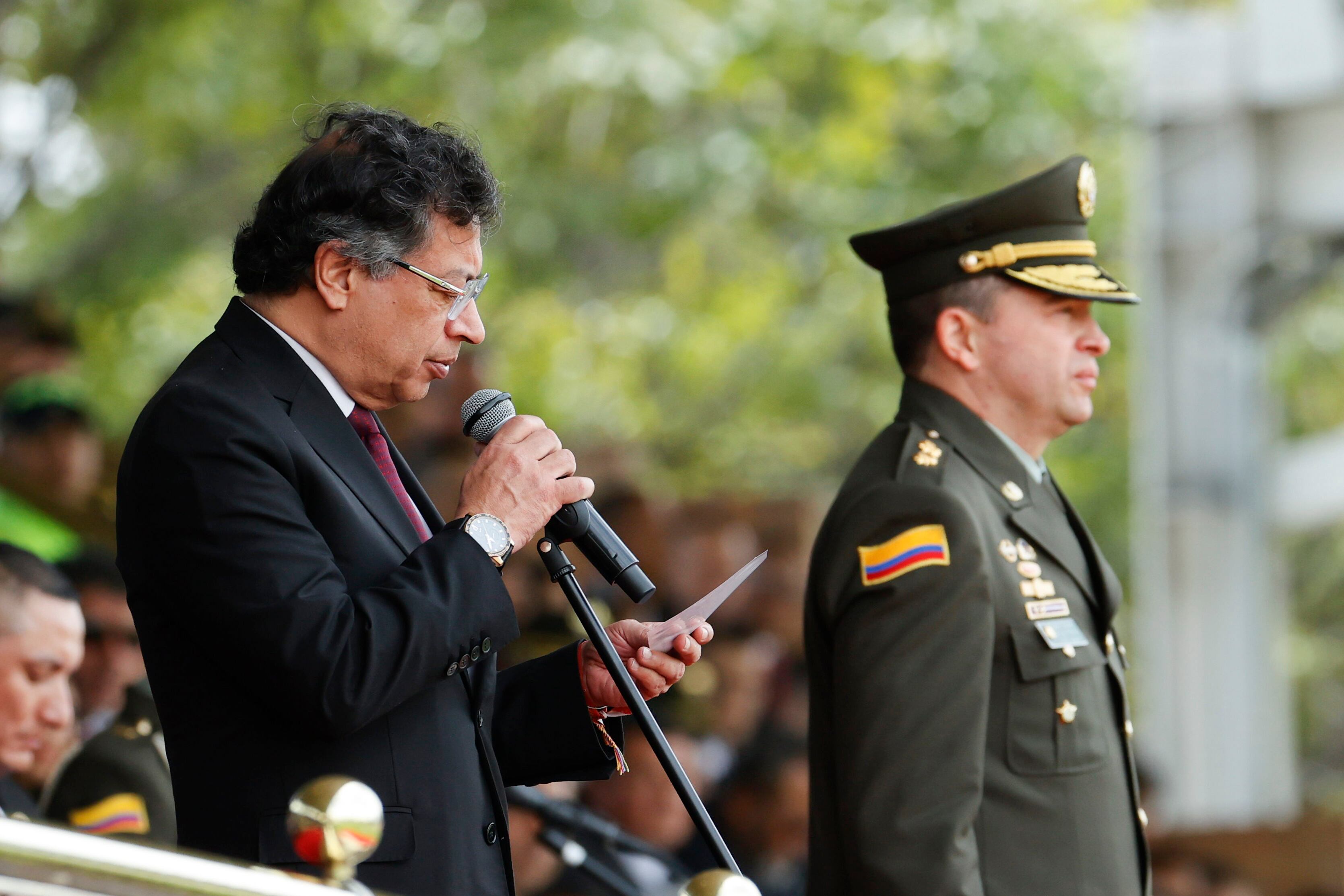 El presidente de Colombia, Gustavo Petro toma el juramento durante la ceremonia de transmisión de mando del brigadier general Carlos Fernando Triana (i), quien fue designado como nuevo director de la Policía este martes, en Bogotá (Colombia). Foto: EFE.