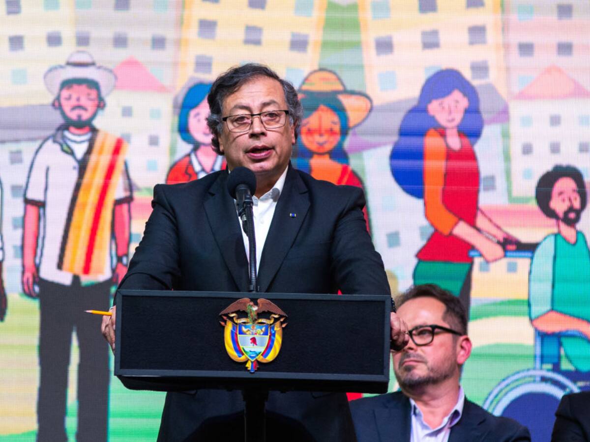 Estamos bajo persecución política por funcionarios de Duque: Petro por registro en Fecode