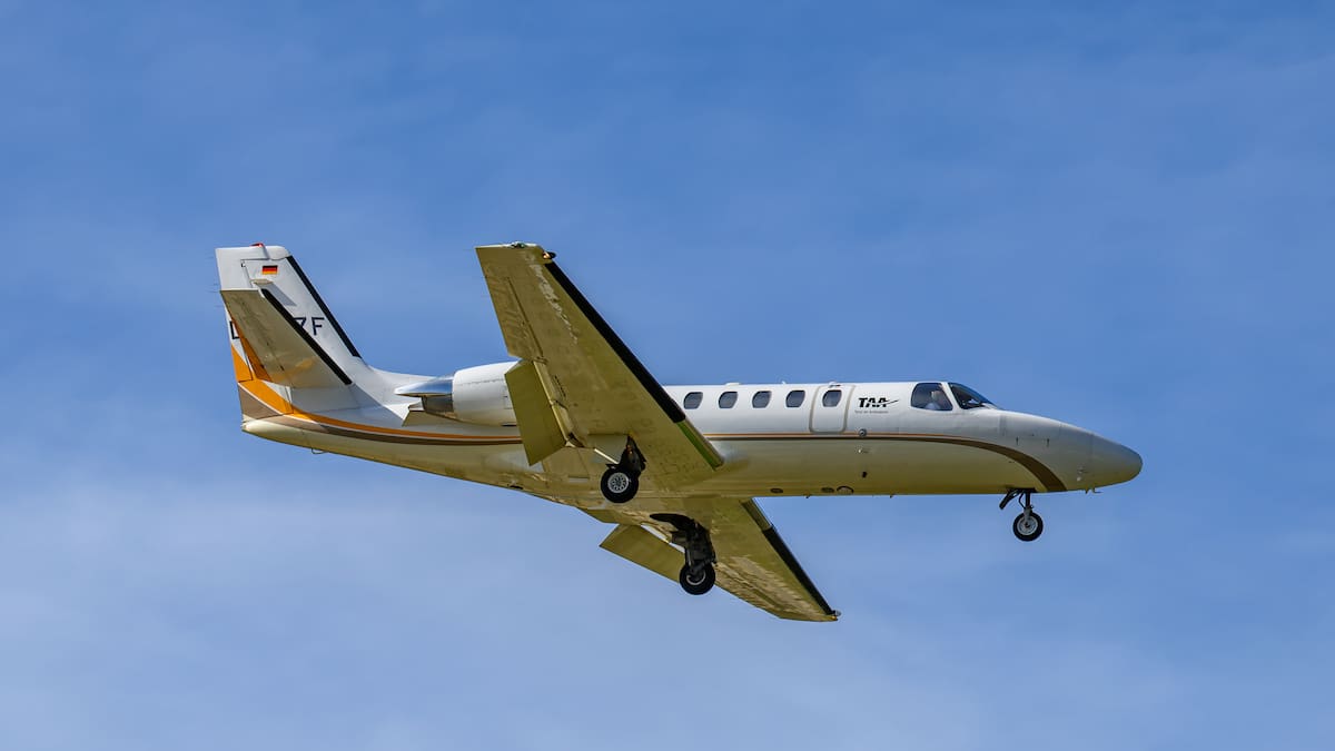 Un pequeño avión se estrelló sobre una zona de viviendas en California y dejó varios muertos