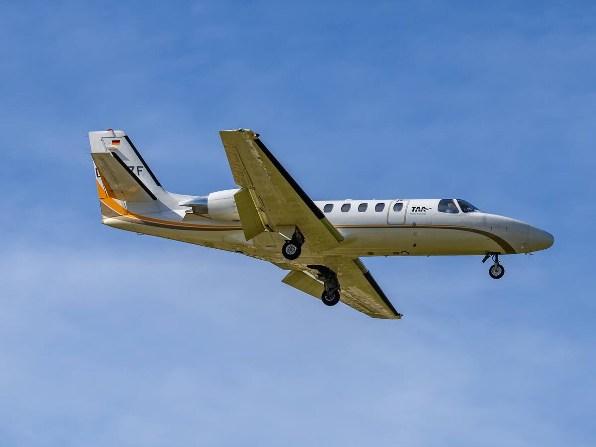 Un pequeño avión se estrelló sobre una zona de viviendas en California y dejó varios muertos