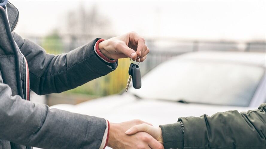 Jefe regala a su empleado un carro. Foto: Getty Images