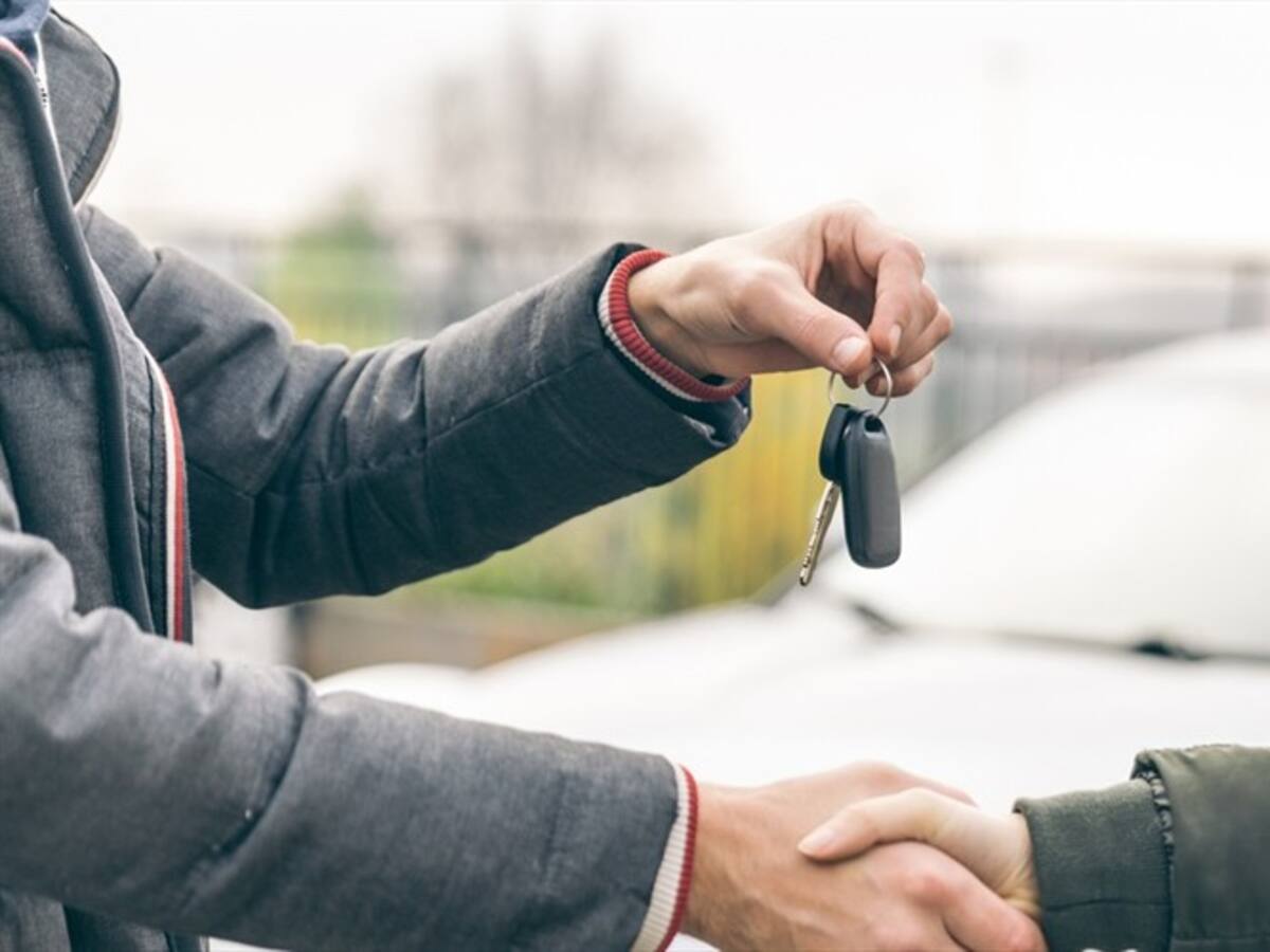 Un jefe sorprende a su empleado obsequiándole un carro por su sacrificio