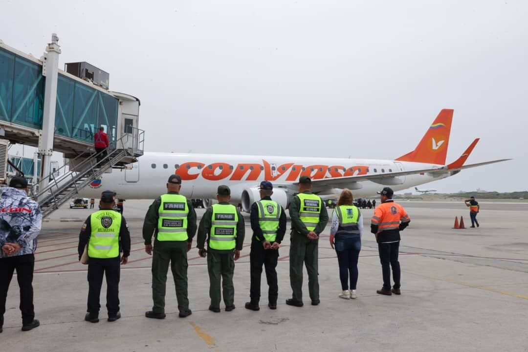 Avion de deportados. Foto: EFE/ Prensa Del Ministerio De Interior, Justicia Y Paz 