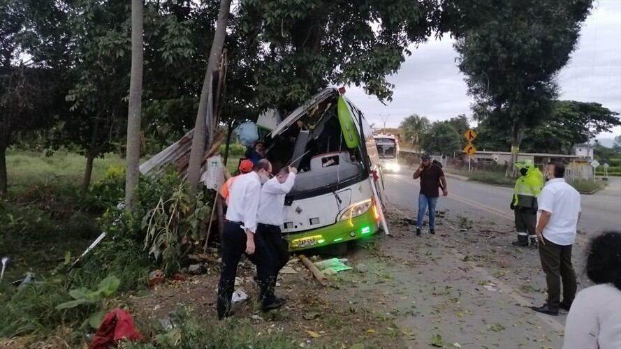 Un microsueño del conductor habría generado que el vehículo se saliera de la carretera y chocara contra un árbol. Foto: Cortesía