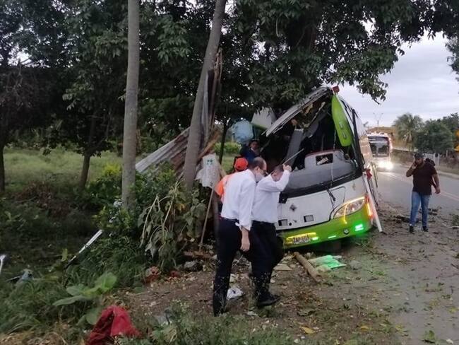 Un microsueño del conductor habría generado que el vehículo se saliera de la carretera y chocara contra un árbol. Foto: Cortesía