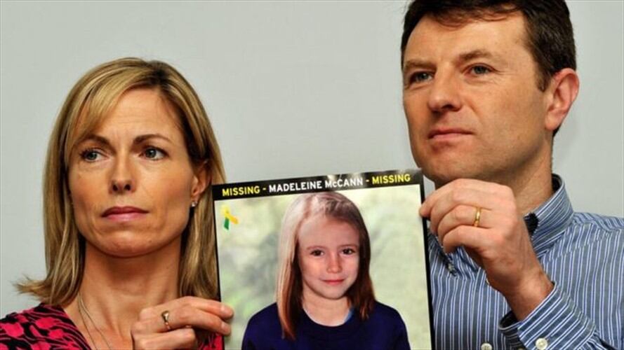 Los McCanns, en 2012, muestran una foto de cómo Madeleine sería a esa edad. Foto: PA / BBC Mundo.