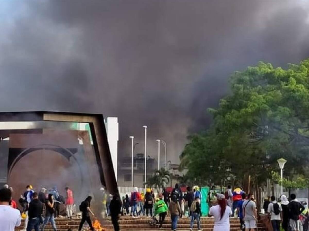Incineran fachada de la UIS y saquean oficinas