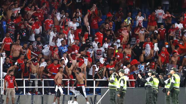 AME5628. CALI (COLOMBIA), 15/12/2024.- Aficionados del América provocan disturbios en el partido de vuelta de la final de Copa Colombia entre América y Atlético Nacional, este domingo en el Estadio Pascual Guerrero, en Cali (Colombia). EFE/ Ernesto Guzmán