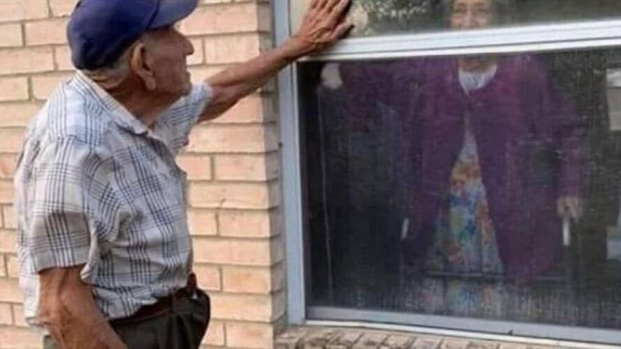 Anciano ha visitado todos los días a su esposa por una ventana durante la cuarentena. Foto: Cortesía