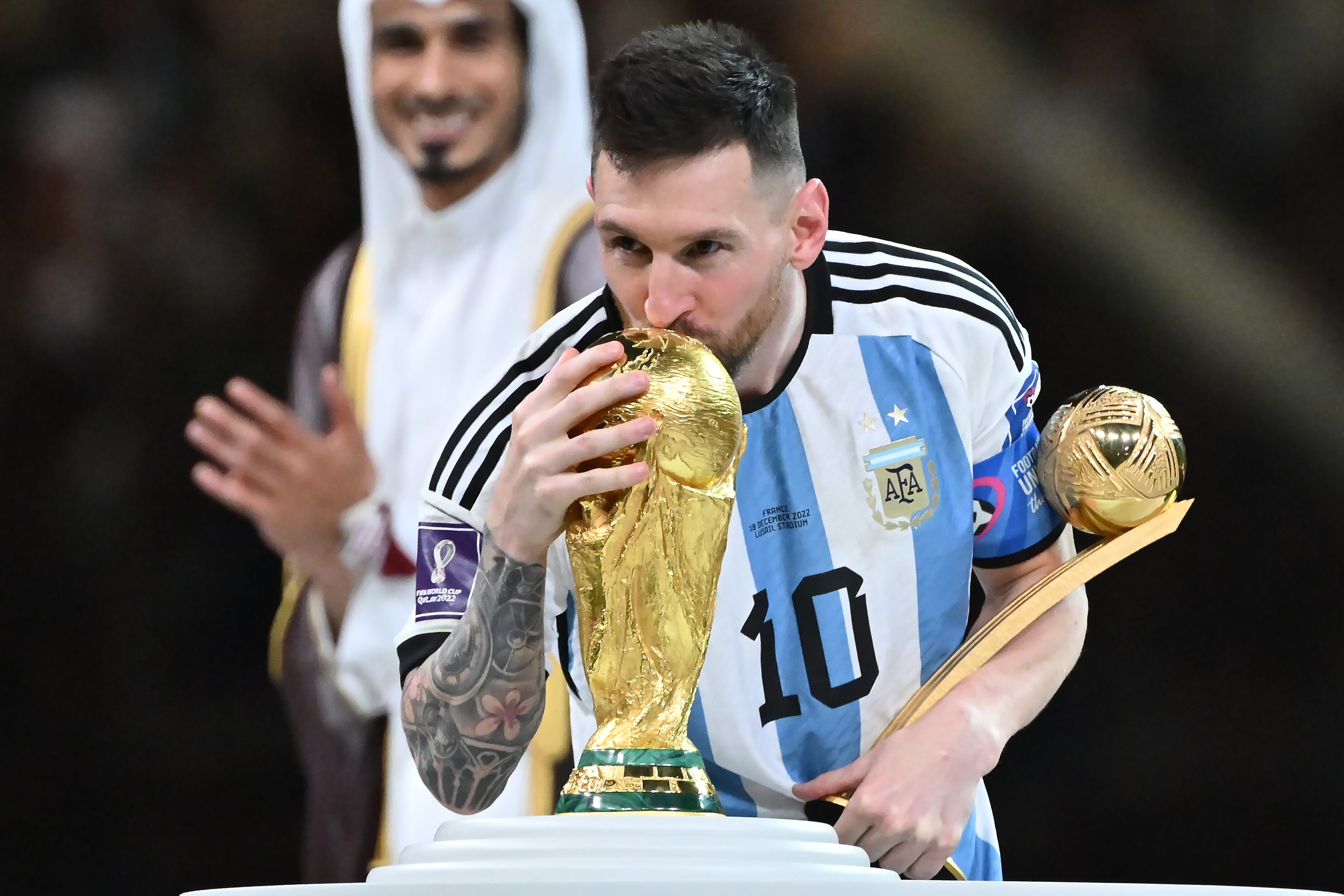 Lionel Messi besando el trofeo. (Photo by Lionel Hahn/Getty Images)