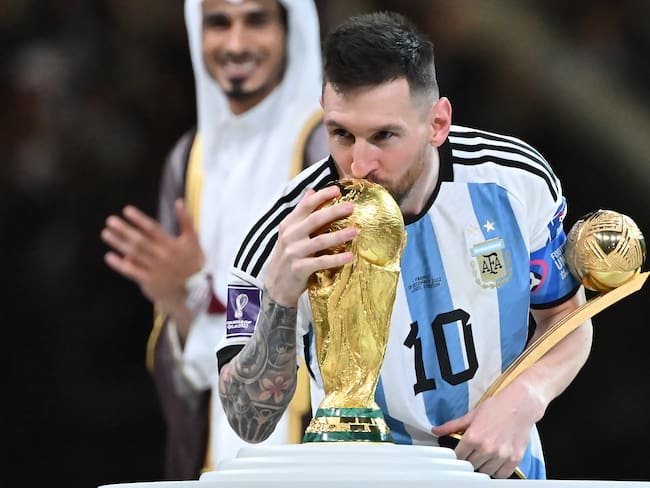 Lionel Messi besando el trofeo. (Photo by Lionel Hahn/Getty Images)