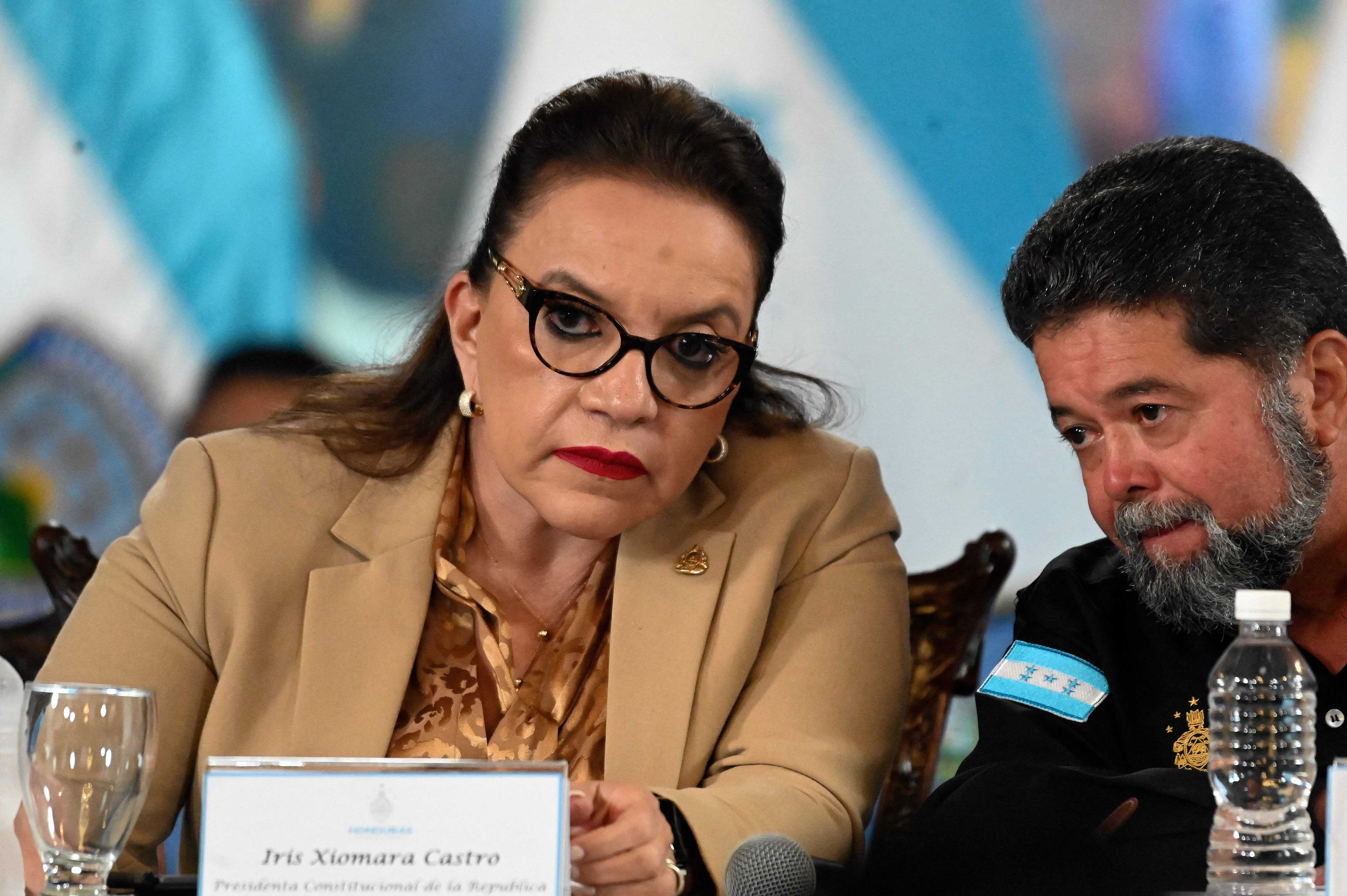 La presidenta de Honduras, Xiomara Castro y su ministro de Seguridad, Ramón Sabillon. Foto de ORLANDO SIERRA/AFP vía Getty Images.