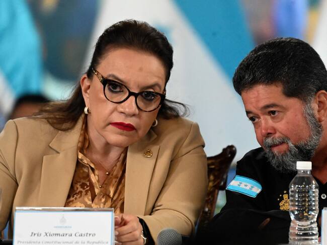La presidenta de Honduras, Xiomara Castro y su ministro de Seguridad, Ramón Sabillon. Foto de ORLANDO SIERRA/AFP vía Getty Images.