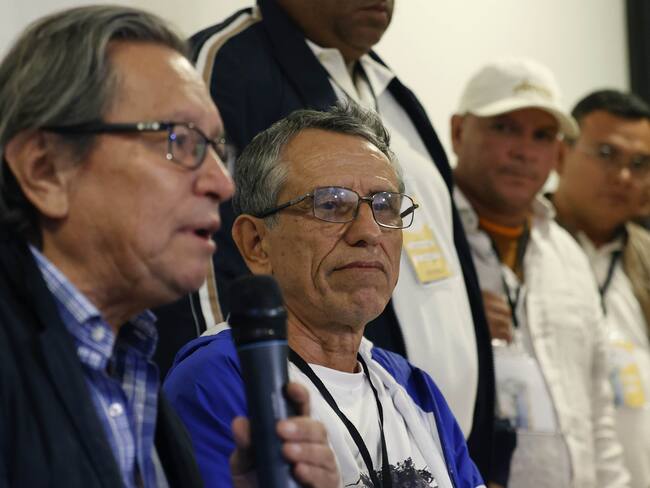El exintegrante de las FARC 'Walter Mendoza' (d), y el jefe de la delegación del gobierno nacional, Armando Novoa. EFE / Mauricio Dueñas Castañeda