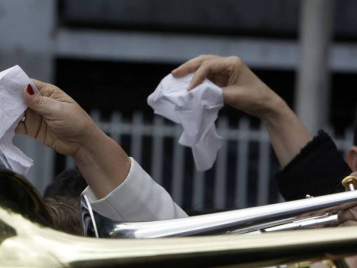 Roban instrumentos musicales a niños de una escuela en Medellín