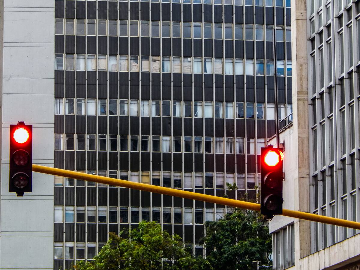 Semáforos vandalizados ya funcionan en Bogotá: se han robado más de 1.000 este año