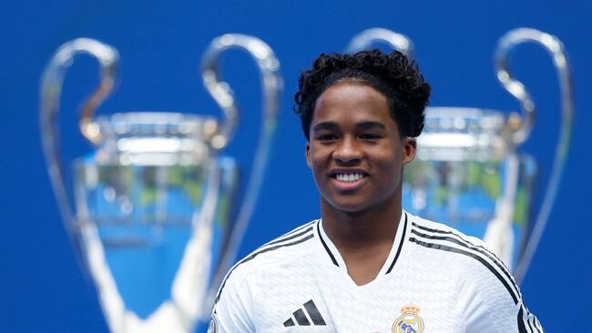 MADRID, 27/07/2024.- El delantero brasileño Endrick durante su presentación como nuevo jugador del Real Madrid, este sábado en el estadio Santiago Bernabéu. EFE/ Mariscal