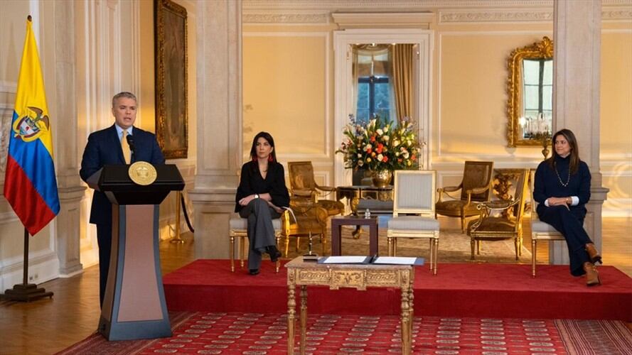 El presidente Iván Duque sancionó la ley que crea las escuelas para padres, madres y cuidadores, como requisito para la educación de los niños en el país. Foto: Presidencia de la República
