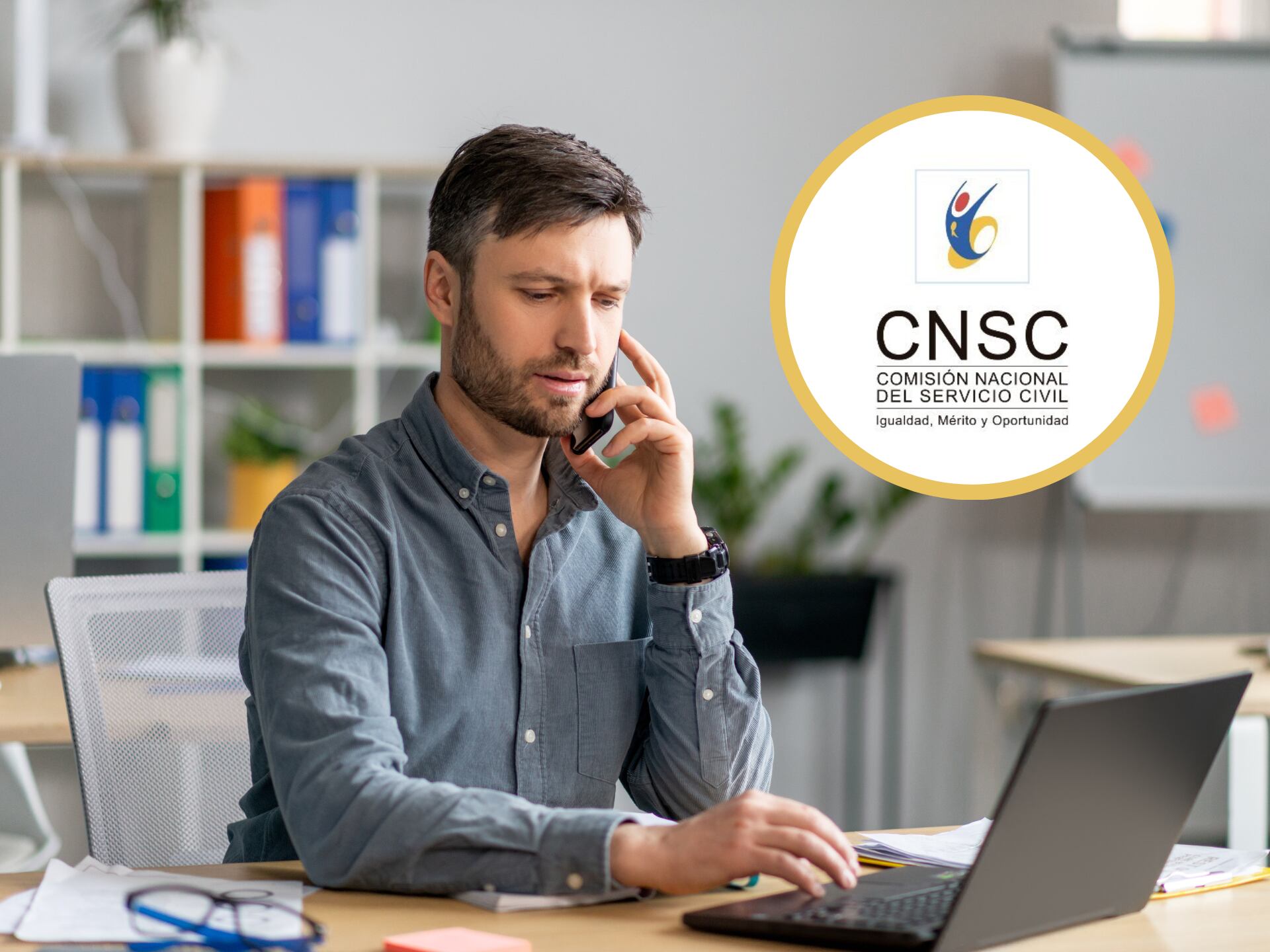 Hombre comunicándose con una empresa por teléfono. En el círculo, logo de la Comisión Nacional del Servicio Civil (GettyImages / Redes sociales)