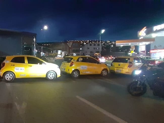 En la noche del 16 de noviembre se registraron bloqueos en las vías. Foto: W Radio.